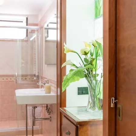 Aquamarine - City Center Apartment